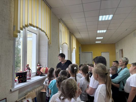 Колосова М.П. знакомит учеников с выставкой работ объединения Шили-были