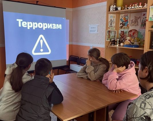 ребята смотрят видеоролик про терроризм