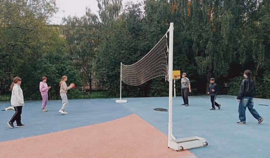 Воспитанники БКЦСОН играют в пионербол с педагого-организатором дк Огонек Тулуповой Е.А