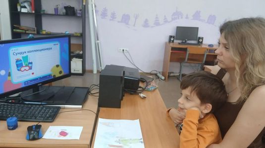 Участник объединения Мульти-пульти Жинкин Артём смотрит фильм
